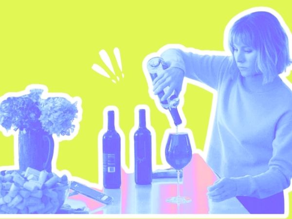Extrait d’une série américaine ou une femme se remplit un verre de vin à ras-bord
