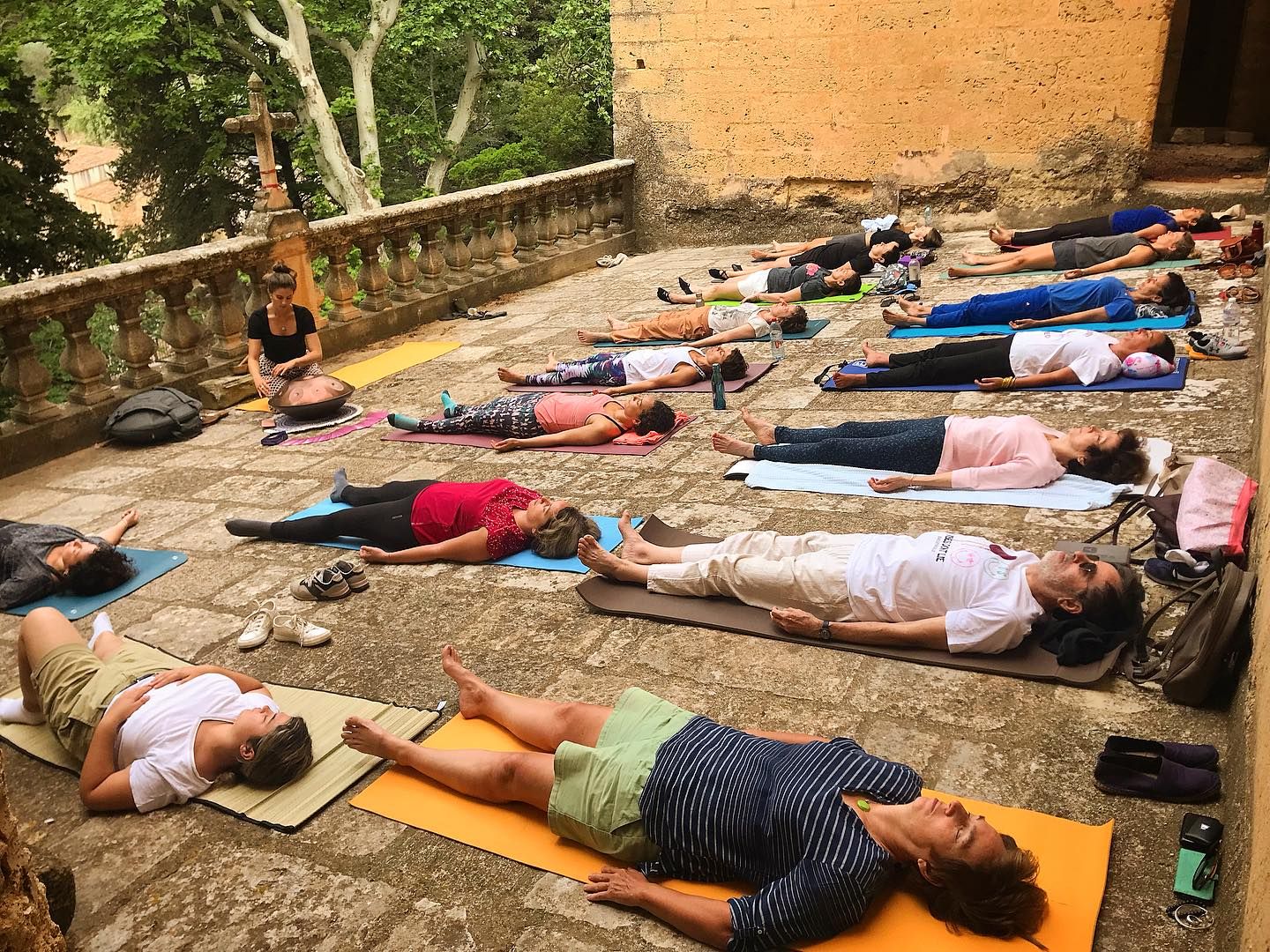 Yoga et dégustation dans les vignes à l’Abbaye de Valmagne